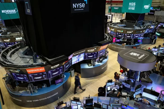 Traders work on the floor of the New York Stock Exchange (NYSE) in New York City, U.S., July 7, 2023. REUTERS/Brendan McDermid