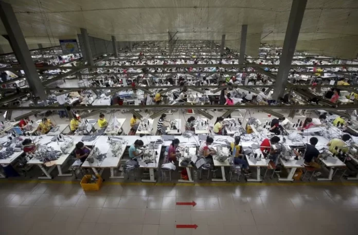 Labourers work at a garment factory in Bac Giang province, near Hanoi October 21, 2015. Vietnam's textiles and footwear would gain strongly from the TPP, after exports of $31 billion last year for brands such as Nike, Adidas, H&M, Gap, Zara, Armani and Lacoste. REUTERS/Kham